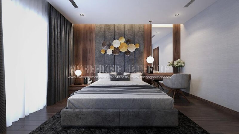 Gỗ ốp đầu giường ấn tượng với đường vân đẹp mắt cùng gam trầm tạo nên vẻ đẹp sang trọng cho phòng ngủ hiện đại. Thiết kế phòng ngủ nhà phố